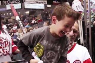 VIDÉO. Match de hockey à Détroit: un petit garçon reçoit la crosse du joueur Jordin Tootoo