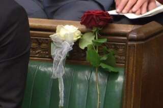 Le parlement britannique rend hommage à Jo Cox avec des roses blanches et une rose rouge