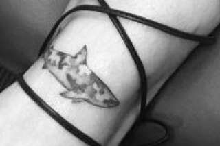Le nouveau tatouage de Rihanna en forme de requin serait une référence à Drake