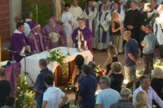 Drapeaux en berne, messe de funérailles... l'Italie rend hommage aux victimes du séisme