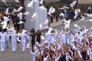 VIDÉO. Fête nationale du 14 juillet: un lâcher de colombes et une danse de la paix pour clore le défilé