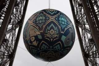 PHOTOS. Shepard Fairey dévoile une sphère géante suspendue à la Tour Eiffel pour la COP21