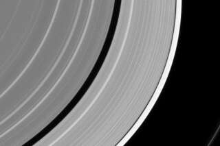 Un étrange objet a déformé un anneau de Saturne
