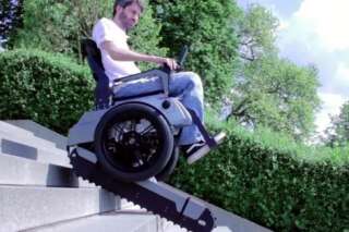VIDÉO. Le fauteuil roulant Scalevo, qui monte les escaliers, inventé par des étudiants