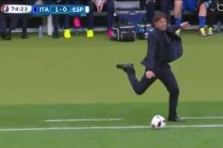 Fou de rage, le sélectionneur italien Antonio Conte passe ses nerfs sur le ballon pendant Italie-Espagne