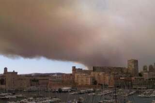 Depuis la gare d'Aix et le port de Marseille, les images du nuage de fumée géant après les incendies qui ont blessé plusieurs pompiers