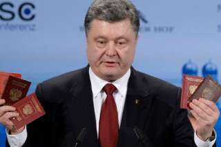 Le président ukrainien Petro Porochenko brandit des passeports pour prouver 