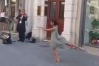 Un Palestinien encourage sa fille à danser dans la rue et il a bien raison