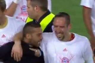 VIDÉO. Franck Ribéry se fait un pote sur la pelouse du Camp Nou après Barça-Bayern Munich