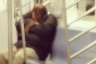 Un rat grimpe sur un homme endormi dans le métro de New York