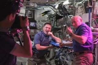 VIDÉO. Des astronautes de la Station spatiale internationale mangent la première salade cultivée dans l'espace