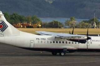 Indonésie: des débris d'avion repérés confirment les autorités, les équipes de secours en route