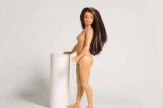 VIDÉO. La Barbie réaliste avec de l'acné et de la cellulite existe avec la poupée Lammily