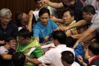 VIDÉOS. Taïwan: bagarre entre députés au Parlement