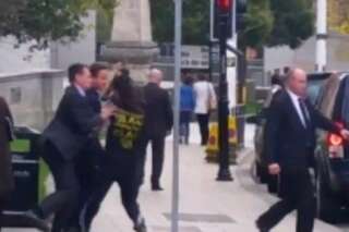 VIDÉO. David Cameron bousculé par un passant pendant une visite à Leeds
