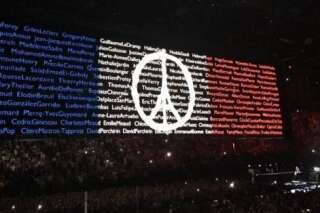 En concert à Bercy, U2 célèbre Paris et rend hommage aux victimes des attentats