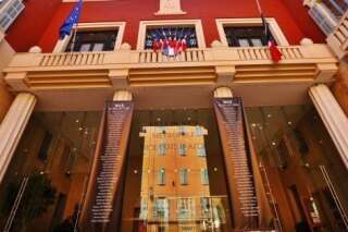 La ville de Nice rend hommage aux 84 victimes de l'attentat sur la façade de la mairie