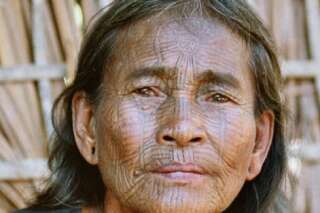 PHOTOS. Les visages tatoués des femmes du village de Chin au Myanmar