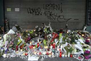 PHOTOS. Fleurs, bougies et messages de soutien se multiplient sur les lieux des attentats à Paris