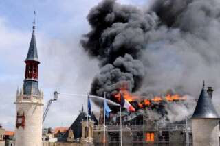 La Rochelle: la mairie touchée par un incendie spectaculaire