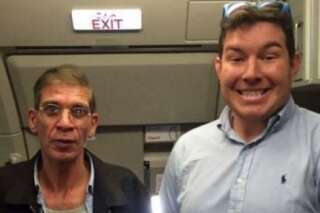 Tranquille, il se fait prendre en photo avec le preneur d'otages du vol Egyptair