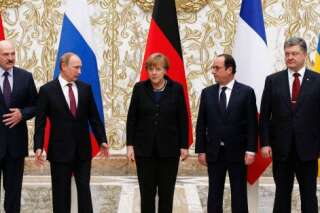 Sommet de Minsk sur l'Ukraine: Merkel, Hollande, Porochenko et Poutine trouvent un accord sur un cessez-le-feu