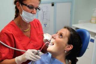 VIH : Un dentiste sur trois refuse de soigner les patients séropositifs, selon une étude de l'association AIDES