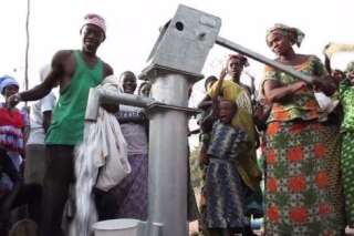 La femme au départ du marathon de Paris un bidon d'eau sur la tête a ramené l'eau potable à son village en Gambie