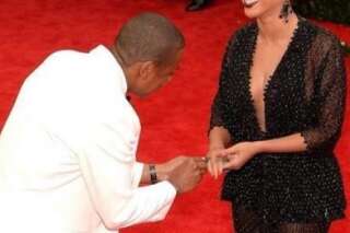 VIDÉO. Jay-Z repasse la bague au doigt de Beyoncé lors du Met Ball à New York