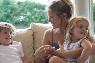 Garde d'enfants: votre baby-sitter va vous coûter plus cher que l'année dernière
