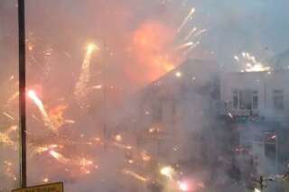 VIDÉO. Un feu d'artifice éclate en plein milieu d'une ville, provoqué par l'incendie d'un magasin à Southampton