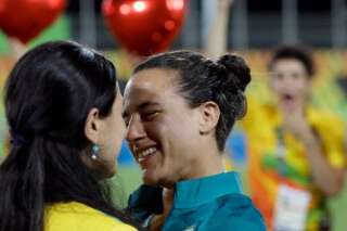 La rugbywoman brésilienne Isadora Cerullo s'est fiancée à sa petite amie sur le terrain des Jeux Olympiques de Rio