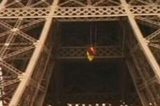 PHOTOS. Tour Eiffel: un militant de Greenpeace se suspend dans une tente au 2e étage