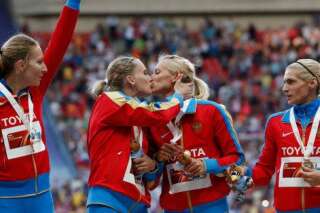 Mondiaux d'athlétisme: le baiser de deux athlètes russes ne devrait pas plaire à Vladimir Poutine