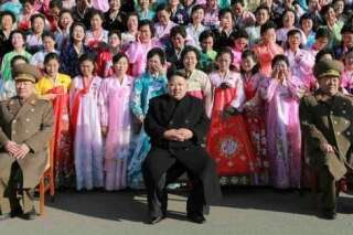 PHOTOS. Kim Jong-un entouré par des centaines de femmes en pleurs lors d'un meeting en Corée du Nord
