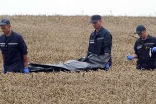 MH17: la récupération des premiers corps des passagers a débuté, sous haute surveillance des séparatistes