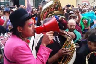 VIDÉO. À la Nouvelle-Orléans, Arcade Fire parade façon jazz en hommage à David Bowie