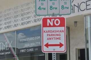 PHOTOS. Des panneaux anti Kardashian dans les rues de Los Angeles