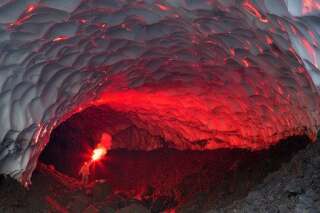 PHOTOS. L'irréelle grotte glacée du volcan Mutnovsky en Russie
