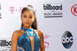 Ariana Grande évite de peu la chute sur le tapis rouge des Billboard Music Awards