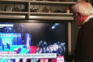 Cette photo de Bernie Sanders seul devant sa télé pendant le débat Donald Trump-Hillary Clinton a attristé ses fans