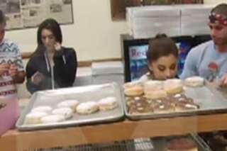 VIDÉO. Ariana Grande s'excuse après avoir léché des donuts et crié 