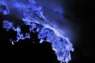 PHOTOS. Volcan Kawah Ijen : les photos incroyables de ses coulées de lave bleue