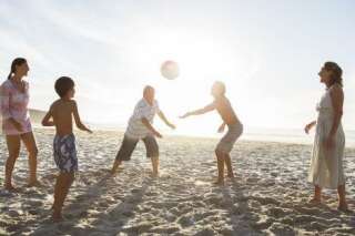 Des sports de plage accessibles à tous à tester pendant vos vacances d'été