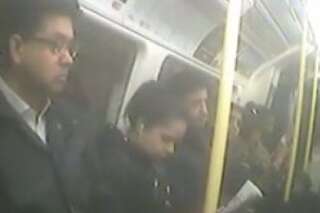 Une femme enceinte piège les passagers du métro londonien qui ne la laissent pas s'asseoir