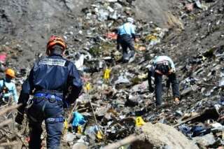 PHOTOS. Germanwings: les images impressionnantes des secouristes sur la zone du crash de l'A320