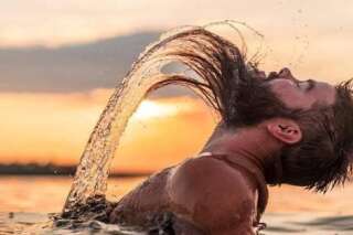 Ces photos d'hommes barbus imitant les sirènes sortant de l'eau sont géniales