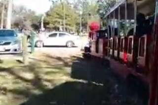 VIDÉO. Un petit train touristique entre en collision avec une voiture