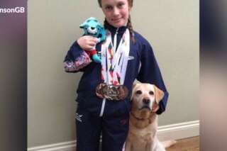 Cette nageuse britannique des Paralympiques peut vraiment compter sur le soutien de son école
