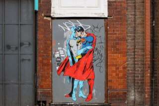 Superman vs Batman: Les deux super héros s'embrassent à New York